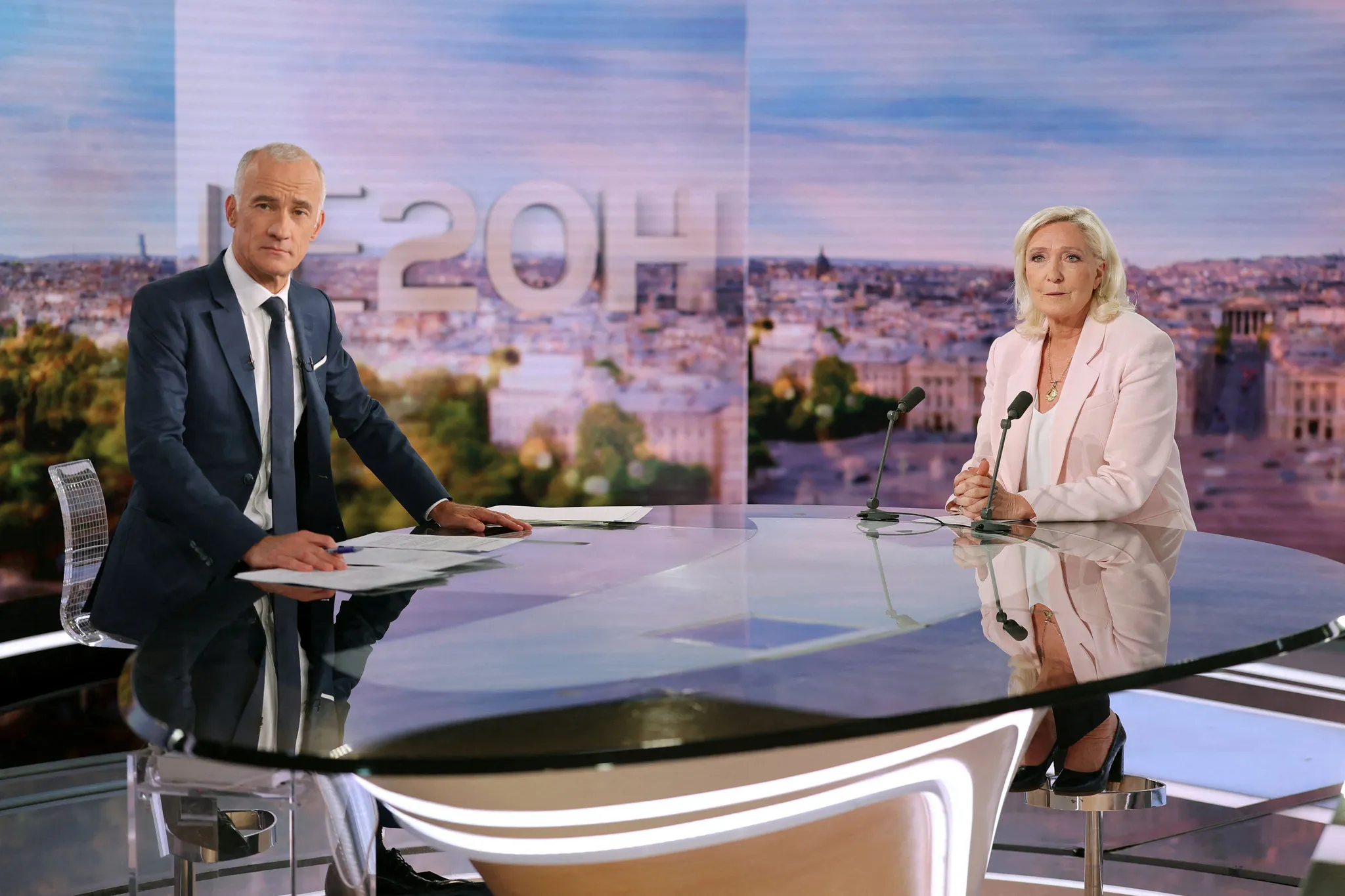Marine Le Pen annonce sa candidature à la présidentielle après sa condamnation