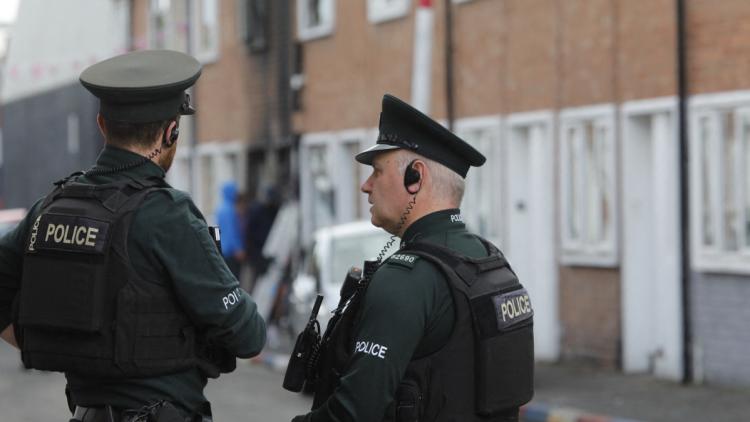 Découverte d&rsquo;un engin explosif en Irlande: arrestations et contexte