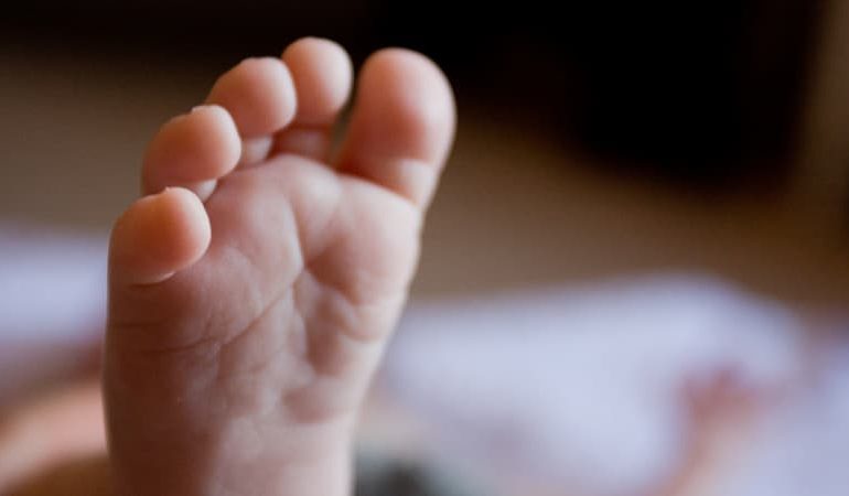 Deux hommes échangés à la naissance attaquent un hôpital