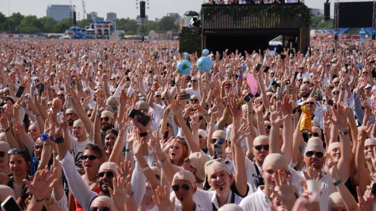 Pitbull et ses fans établissent un record de faux crânes chauves à Londres