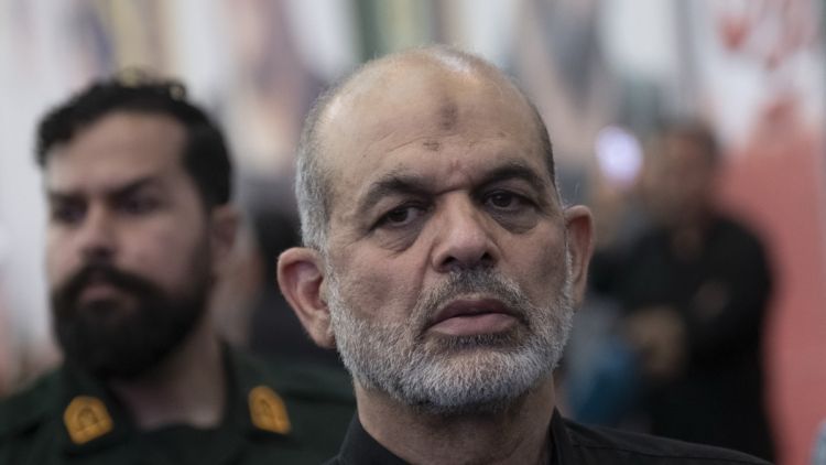 La réapparition publique d&rsquo;Ahmad Vahidi lors des funérailles d&rsquo;Ali Khamenei