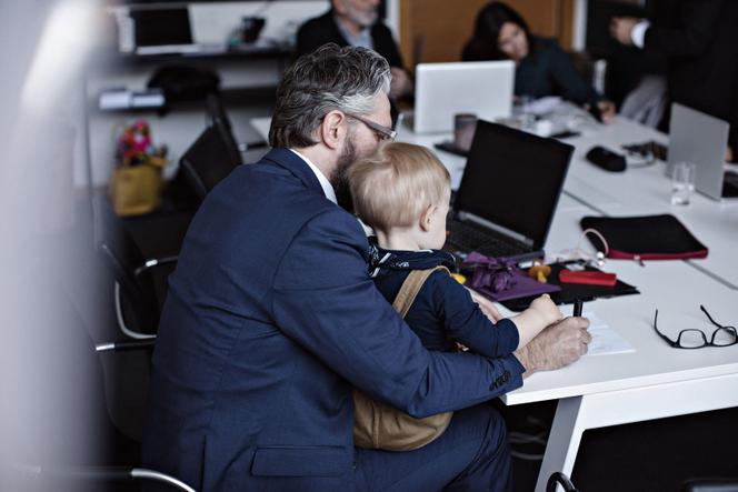 Les Enfants au Bureau: Une Nouvelle Norme?