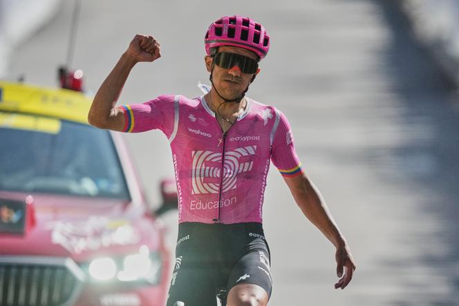 Richard Carapaz s&rsquo;impose en solitaire lors de la 18ᵉ étape du Tour de France 2026