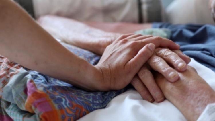 L&rsquo;adoption de la loi sur le droit à l&rsquo;aide à mourir suscite des réactions contrastées