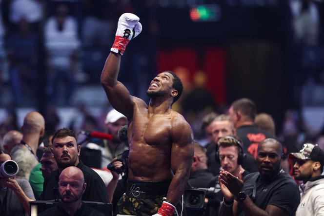Anthony Joshua revient après un accident, prêt pour Tyson Fury