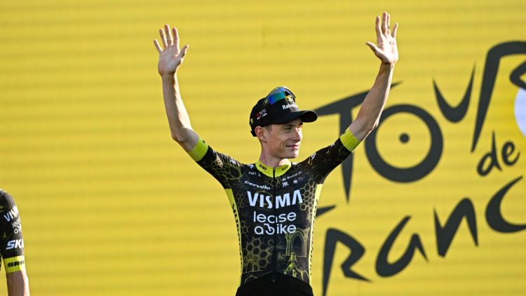 Jonas Vingegaard Endosse le Premier Maillot Jaune du Tour de France 2026