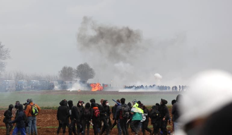 La Défenseure des droits critique la gestion des manifestations à Sainte-Soline