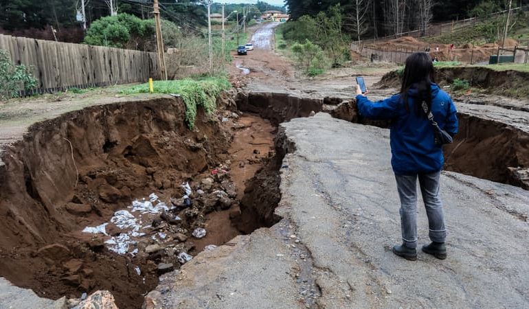 Tempête violente au Chili laisse des milliers de personnes isolées