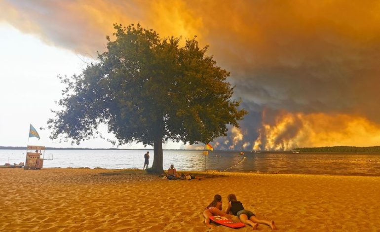 Des vacances sous une fumée inquiétante à Lacanau