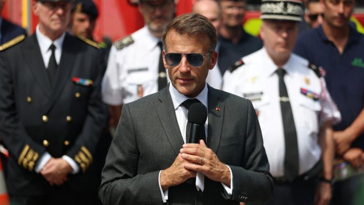 Emmanuel Macron en visite dans la forêt de Fontainebleau: bilan sur la lutte contre les incendies