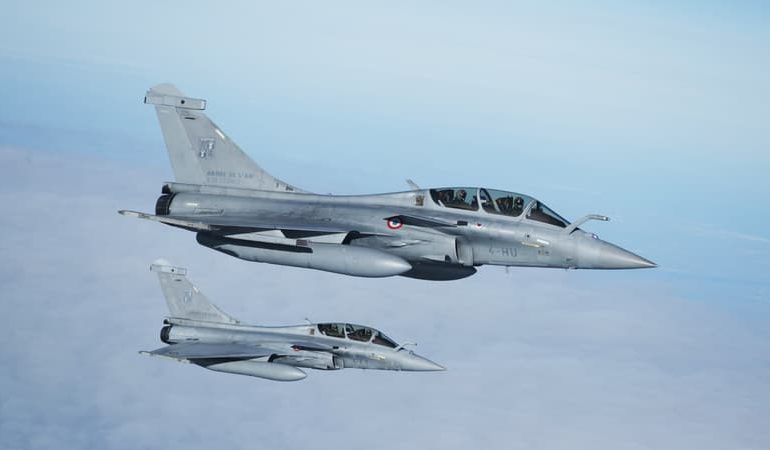 Survol symbolique des avions Rafale en hommage aux États-Unis