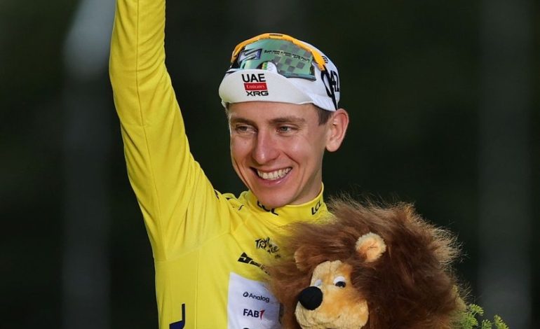 Tadej Pogacar renforce sa légende avec un cinquième Tour de France