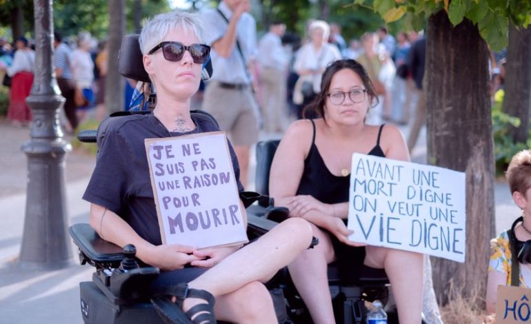 Manifestation contre la loi sur l&rsquo;aide à mourir