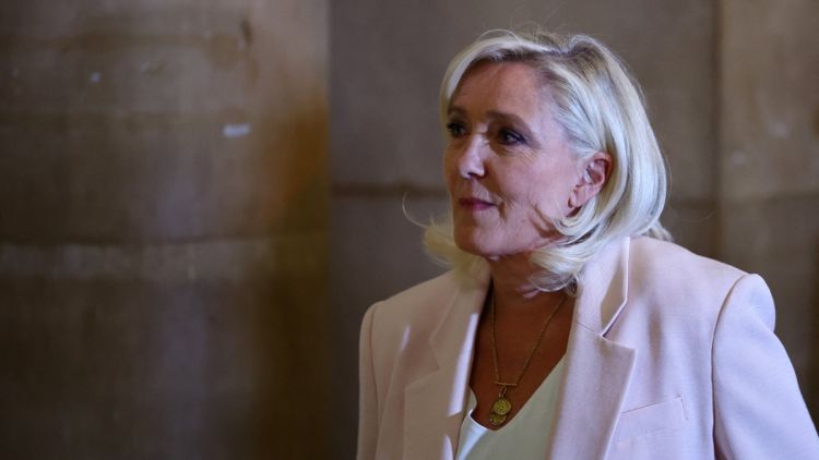 Marine Le Pen confirme sa candidature malgré une condamnation