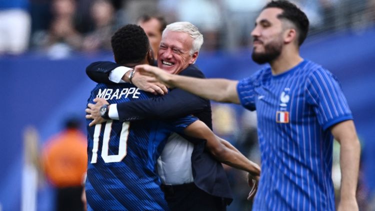 Un geste touchant de Kylian Mbappé envers Didier Deschamps