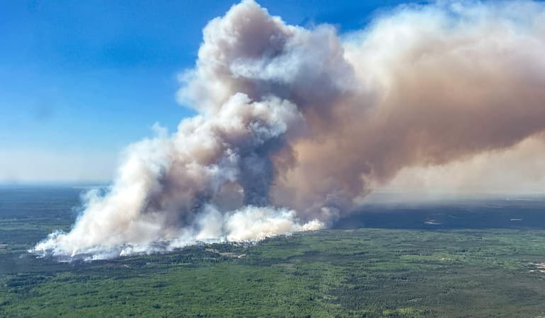 Incendies de forêt ravageant le Canada en été 2026