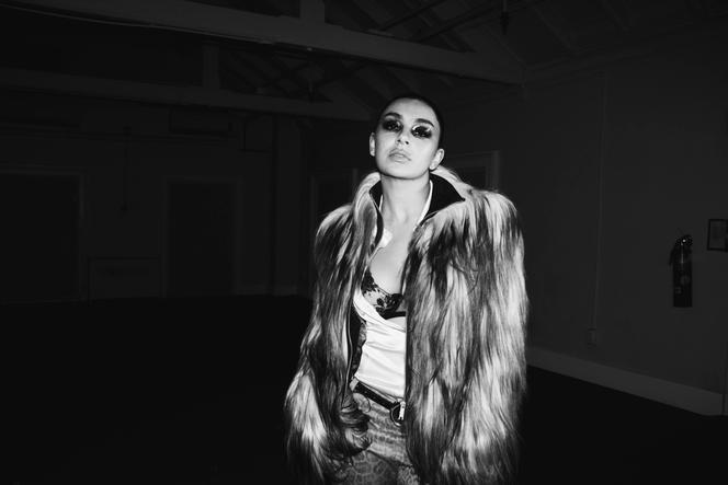 Charli XCX : Une mutation musicale entre nostalgie et inventivité