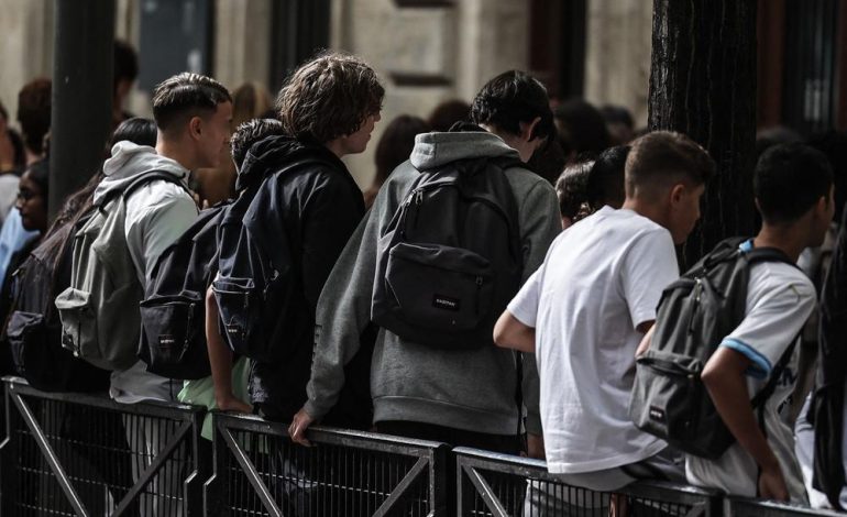 Interdiction des réseaux sociaux aux moins de 15 ans: une nouvelle législation adoptée