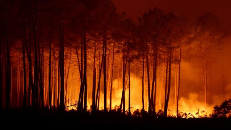 L&rsquo;incendie en Gironde menace des sites industriels