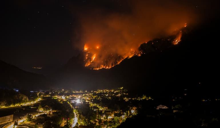 Un incendie ravage le massif de Bois Noir dans les Hautes-Alpes