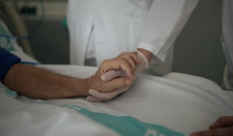 Le droit à l&rsquo;aide à mourir en France : une loi complexe et encadrée