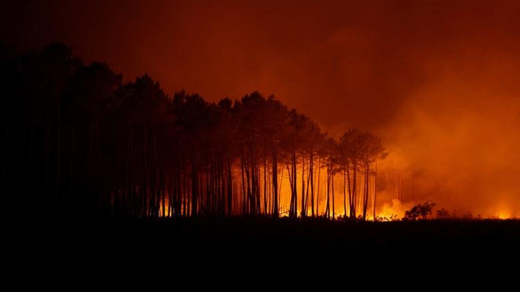 Les efforts continuent pour maîtriser les incendies en France