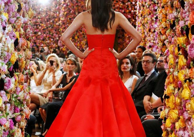 Raf Simons et son premier défilé spectaculaire chez Dior