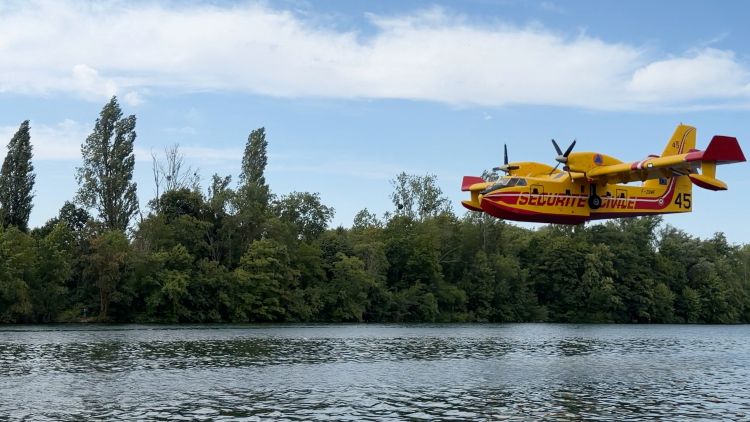 Intervention des Canadair dans le département de Seine-et-Marne