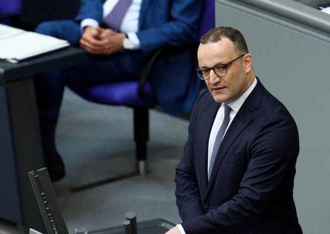 Jens Spahn confronté aux critiques sur la gestation pour autrui