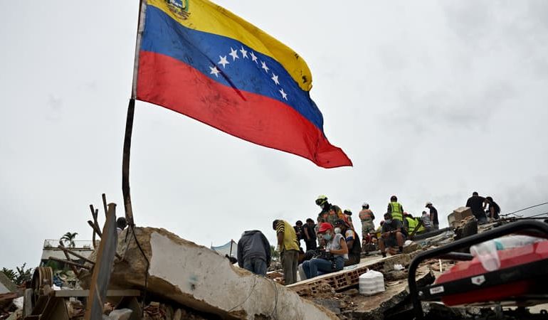 Secouristes et sinistrés au Venezuela après les séismes