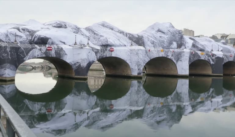 L&rsquo;installation « Caverne » de JR sur le Pont-Neuf attire une foule immense