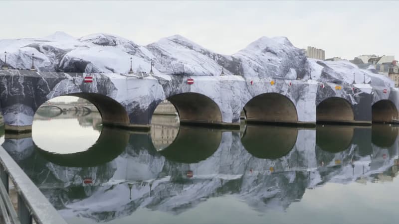 L&rsquo;installation « Caverne » de JR sur le Pont-Neuf attire une foule immense