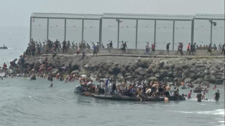 Afflux massif de migrants à Ceuta crée une urgence humanitaire