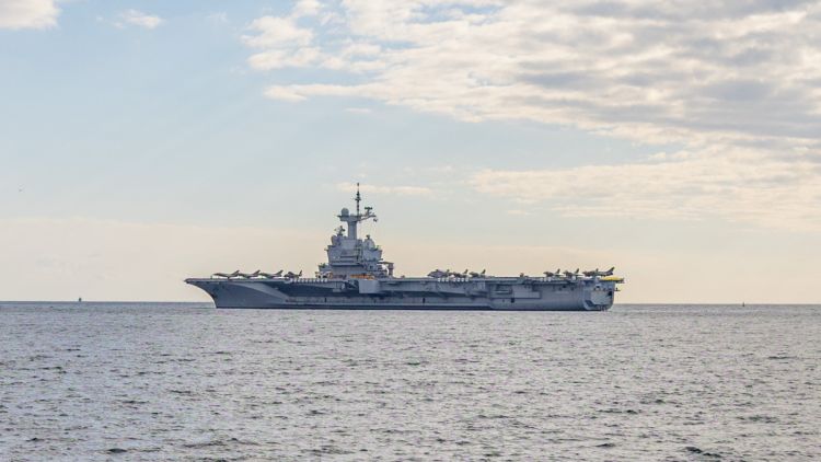 Le Charles-de-Gaulle retourne à Toulon