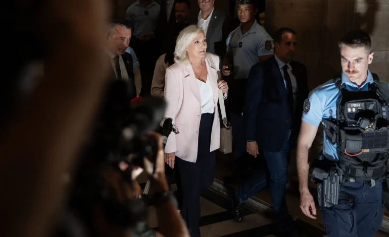 Marine Le Pen maintient sa candidature à la présidentielle de 2027