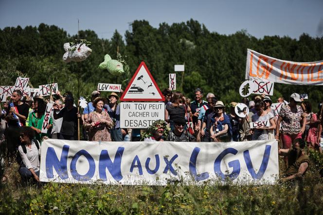 Manifestation contre le projet de ligne à grande vitesse en Gironde