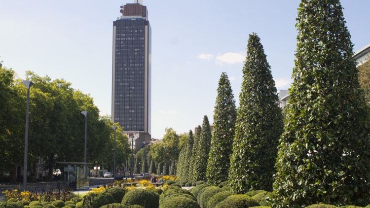 Un homme escalade la tour Bretagne à Nantes