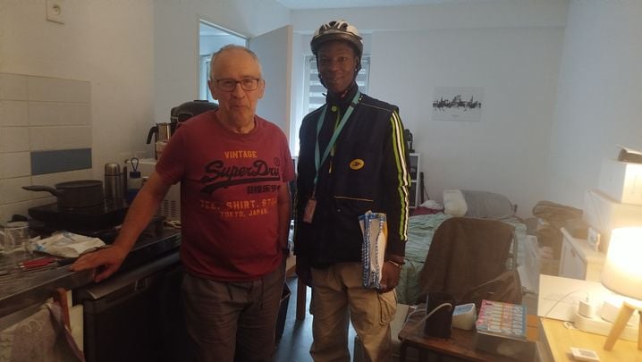 Sur le vélo-cargo, Lassana veille sur Paris