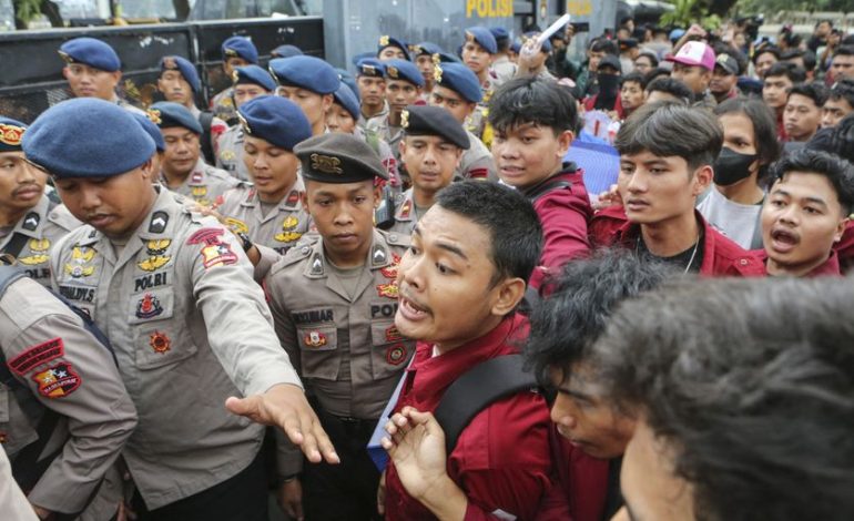 Manifestation étudiante à Djakarta contre la politique économique et militaire