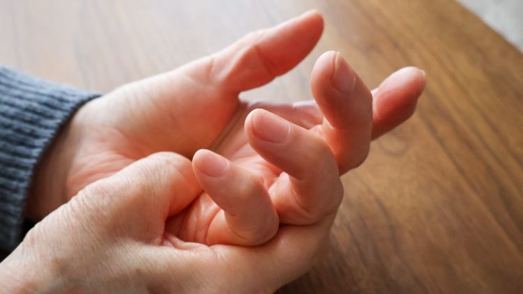 Fourmillements dans les mains : des causes variées et parfois préoccupantes