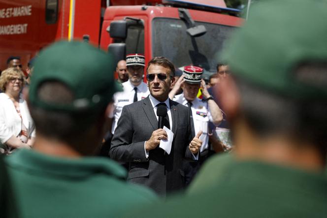Emmanuel Macron rend hommage aux acteurs de la sécurité civile