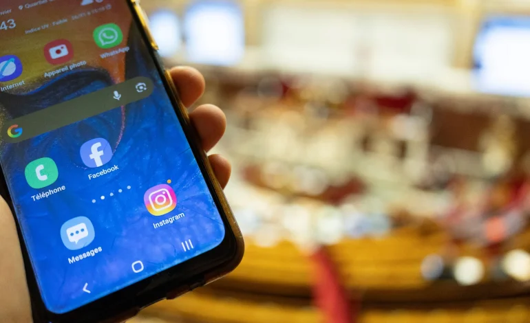 La mesure d&rsquo;interdiction des réseaux sociaux aux moins de 15 ans