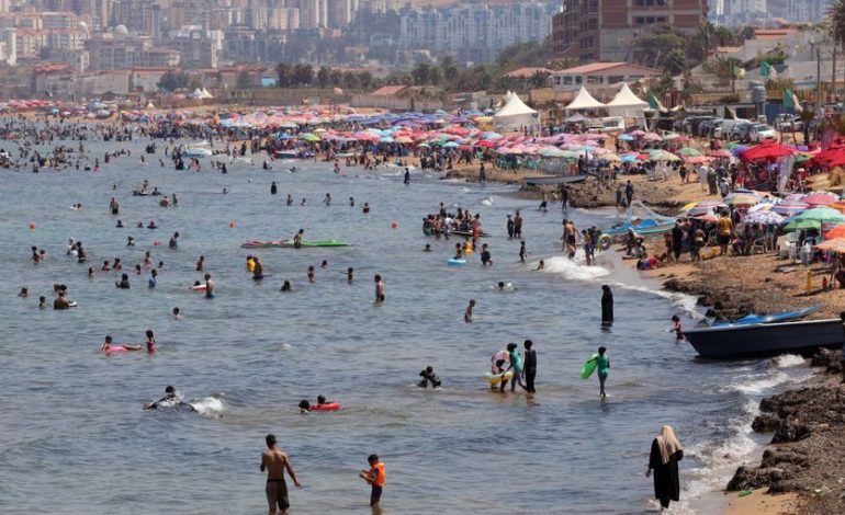 Les Défis des Vacanciers Face aux Pratiques Criminelles sur les Plages Algériennes