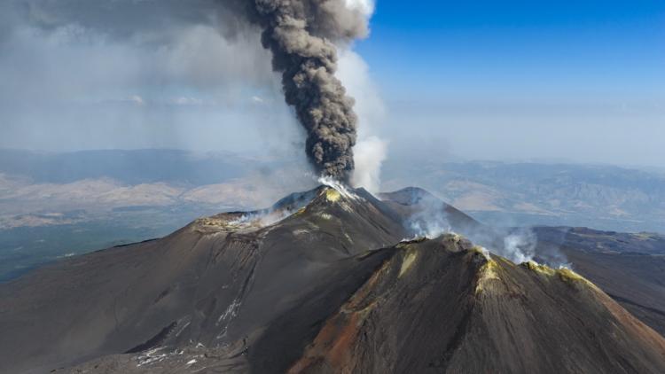 L&rsquo;aéroport de Catane reprend ses activités après l&rsquo;éruption de l&rsquo;Etna
