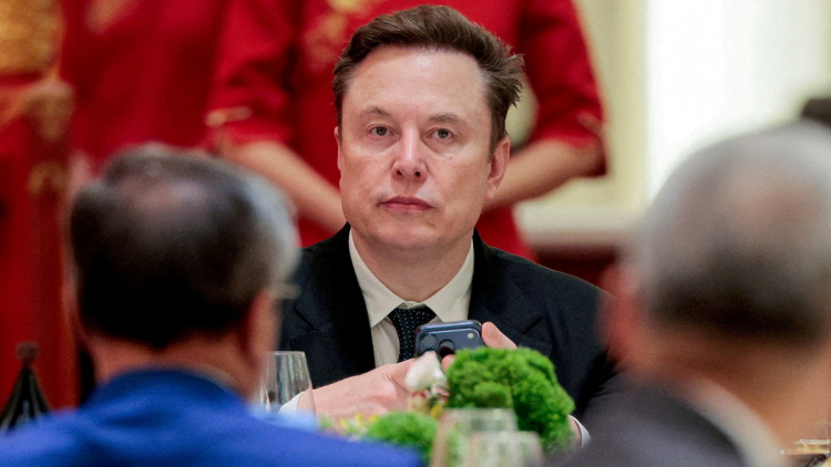 Débat entre Elon Musk et Marine Tondelier sur l&rsquo;impact des réseaux sociaux