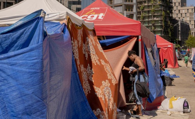 Des familles sans abri rejoignent les grévistes pour dénoncer le manque de ressources pour l&rsquo;hébergement d&rsquo;urgence