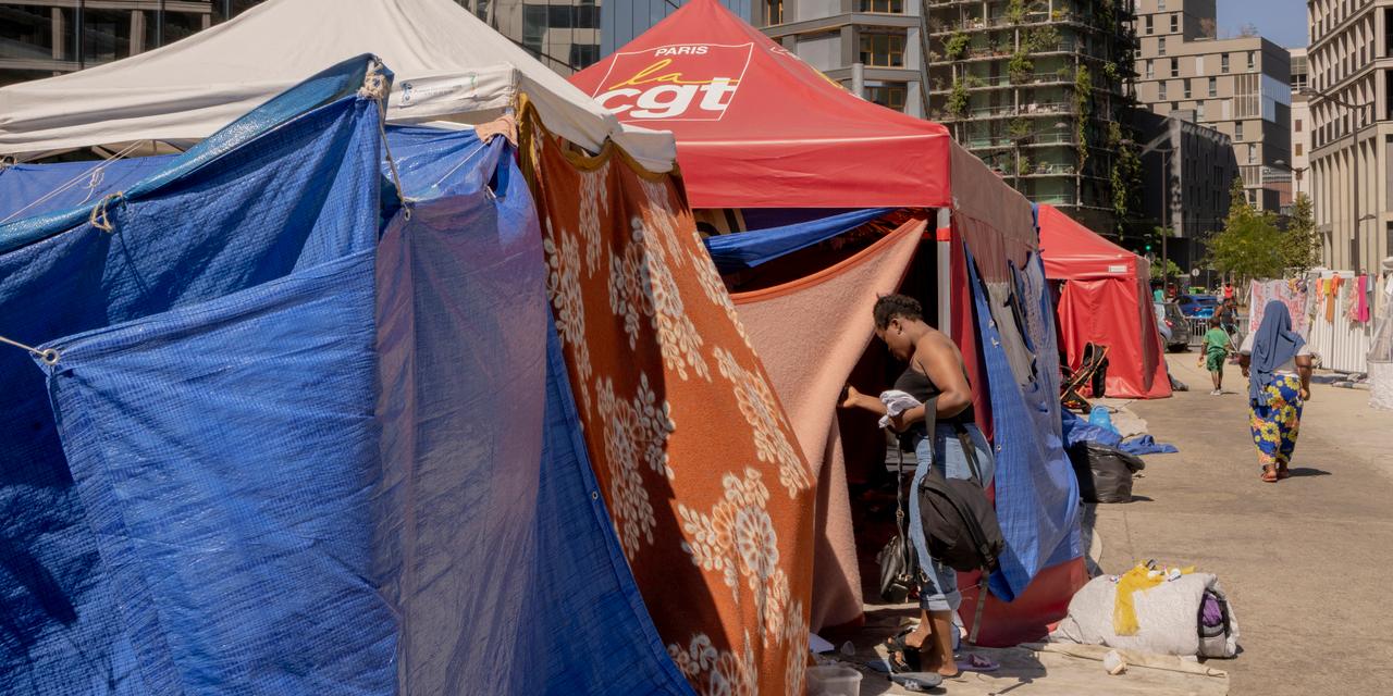 Des familles sans abri rejoignent les grévistes pour dénoncer le manque de ressources pour l&rsquo;hébergement d&rsquo;urgence