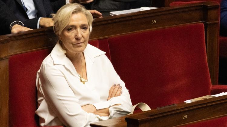 Marine Le Pen s&rsquo;engage à gérer la dette française