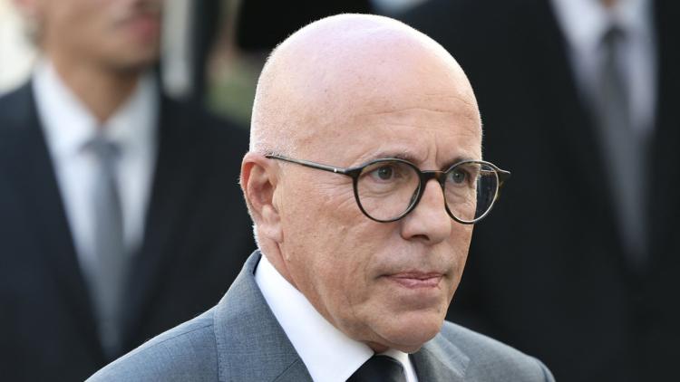 Conflit entre Éric Ciotti et le ministre de l’Éducation sur la levée des couleurs dans les écoles