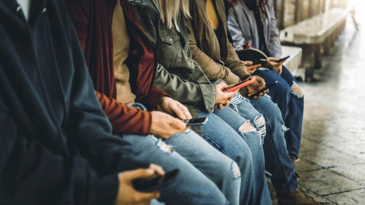 Interdiction des téléphones portables dans les lycées : nouvelle mesure du gouvernement